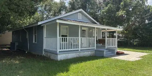 Image 3: Exterior left