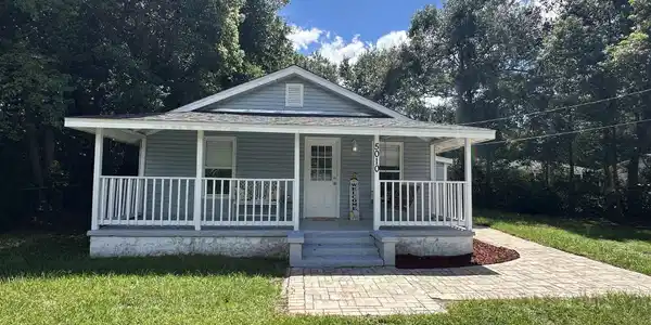 Image 4: Exterior Front