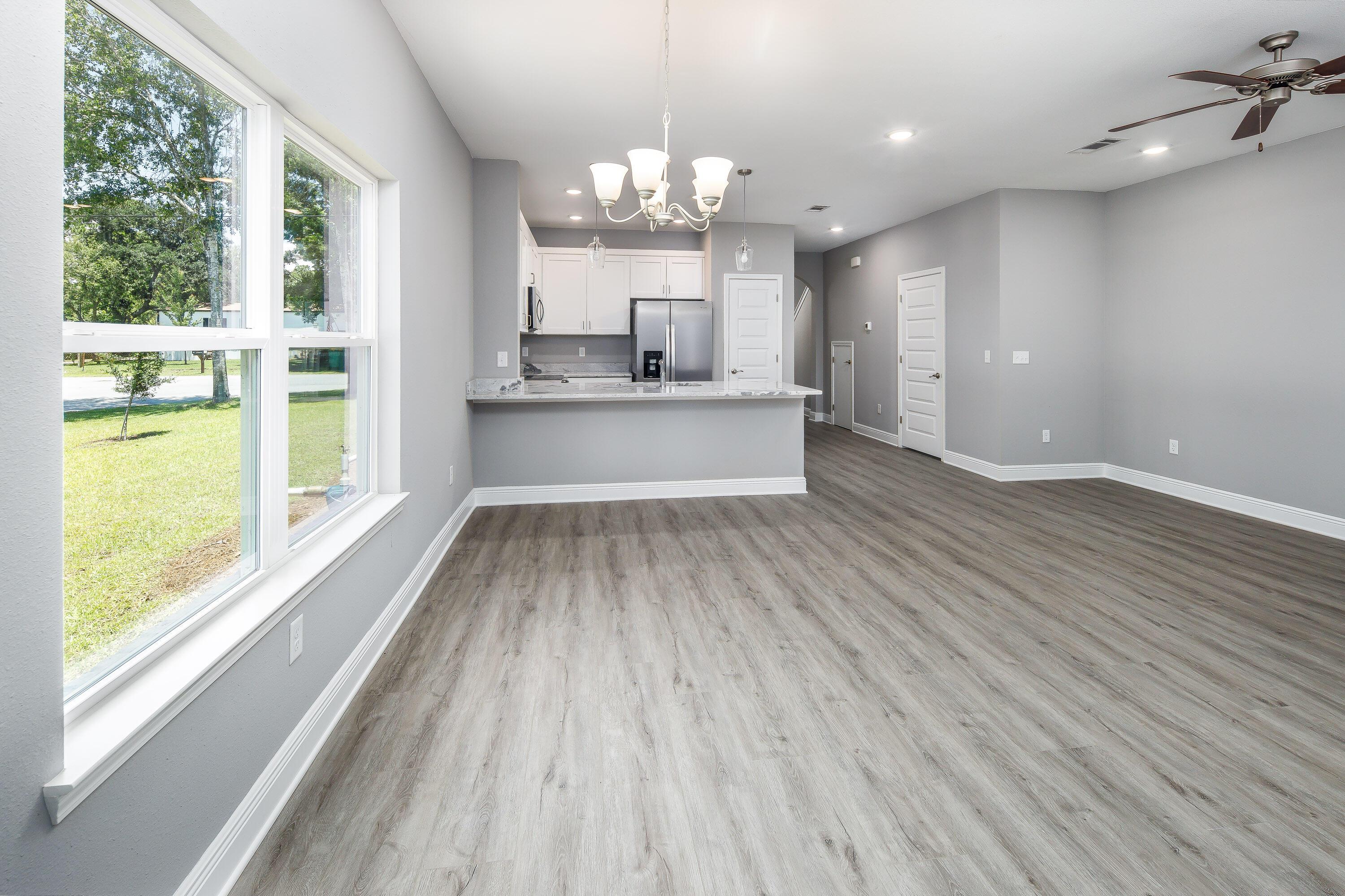 Image 4: Living Room/ Kitchen