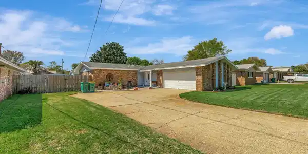 8 W Casa Loma Drive