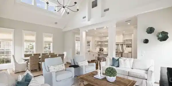 Image 3: Living Area, Dining Area & Kitchen