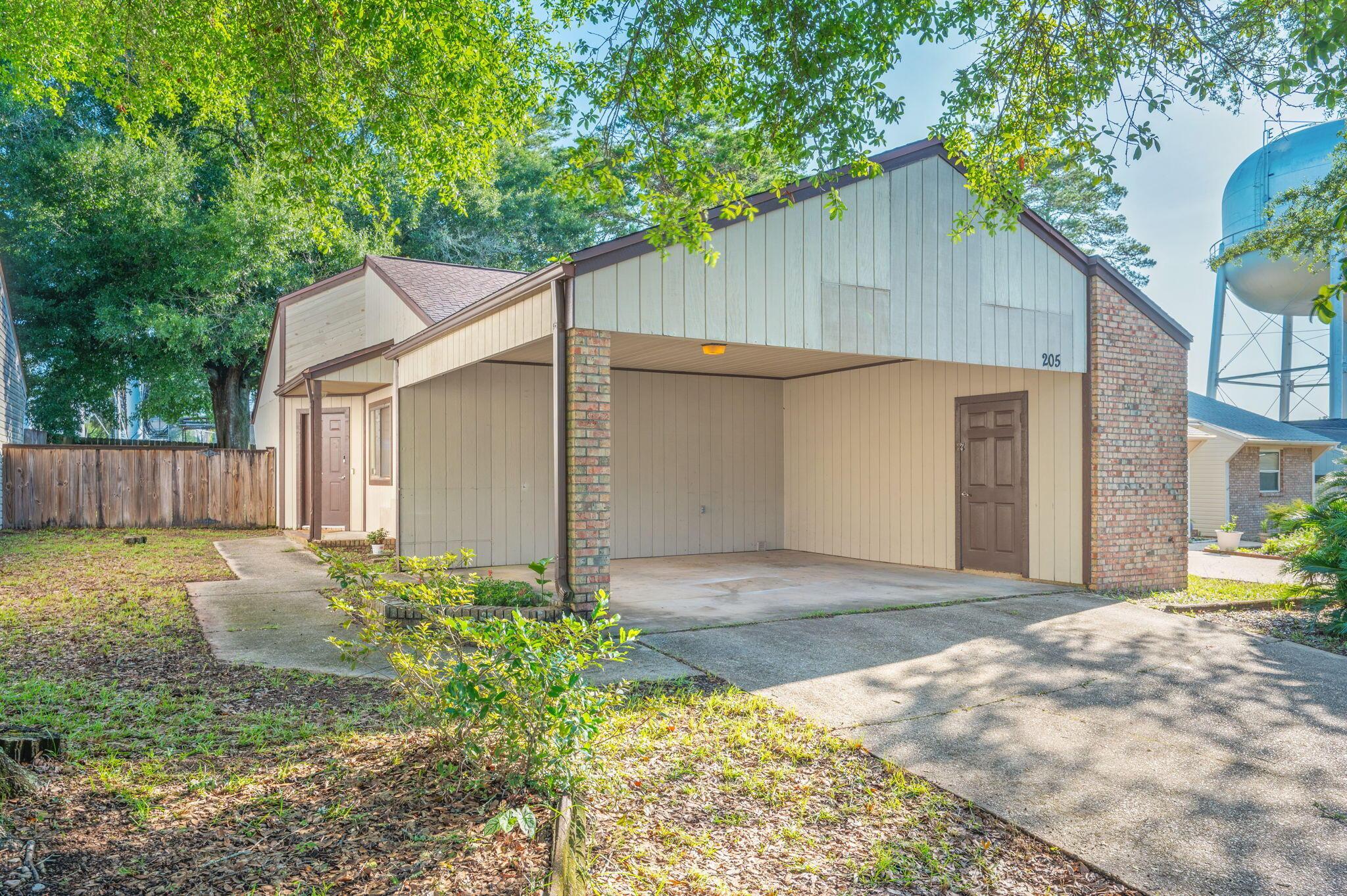 Image 3: Carport
