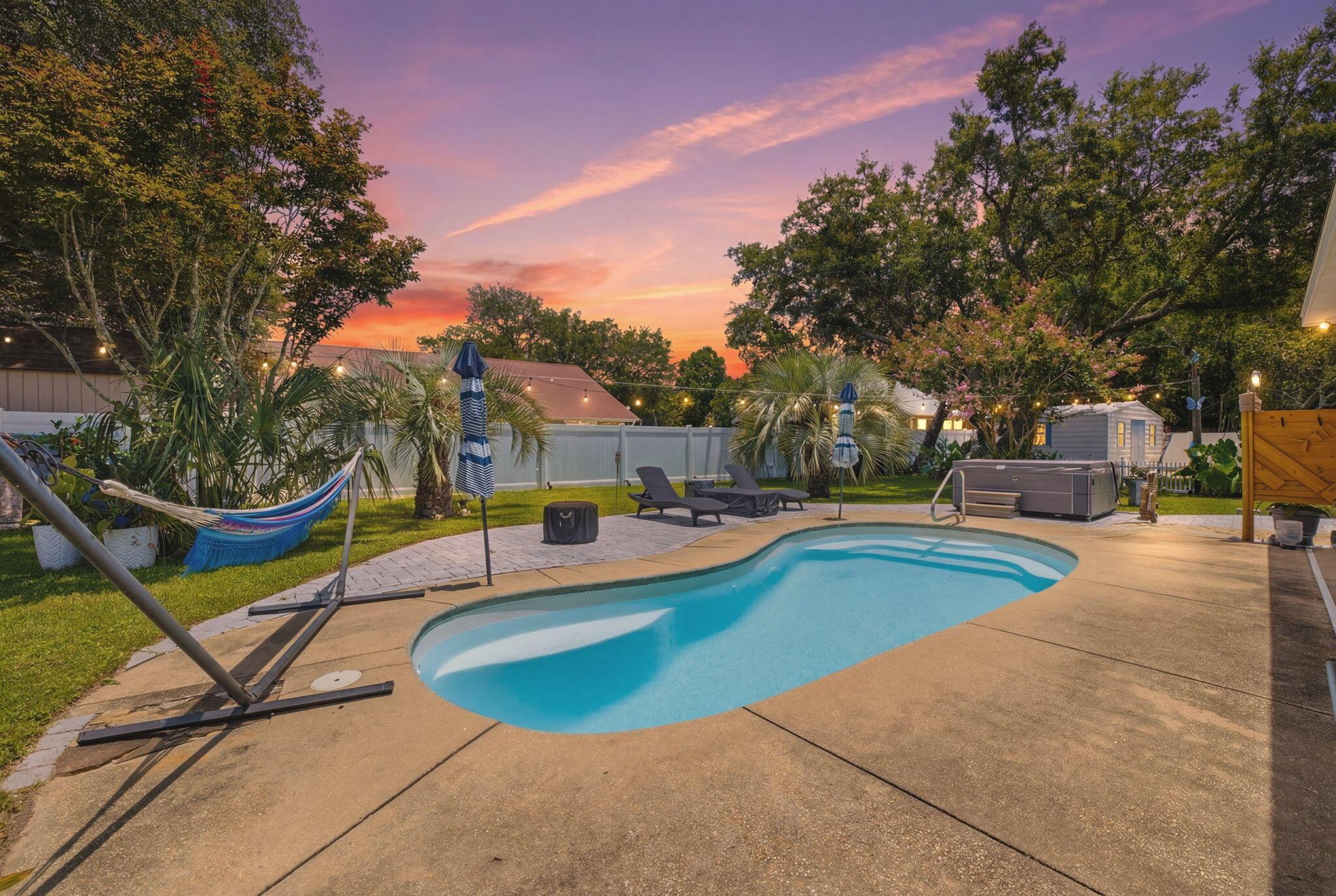 Image 2: This back yard is amazing