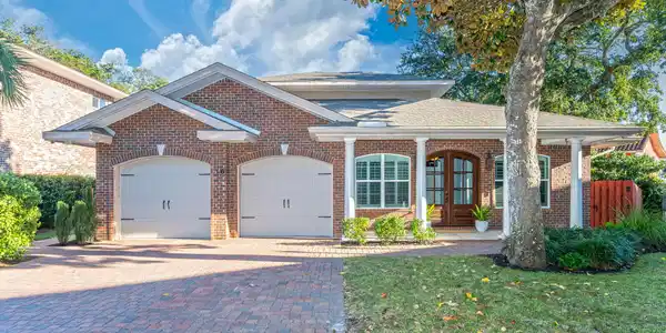16 Plantation Oaks Drive