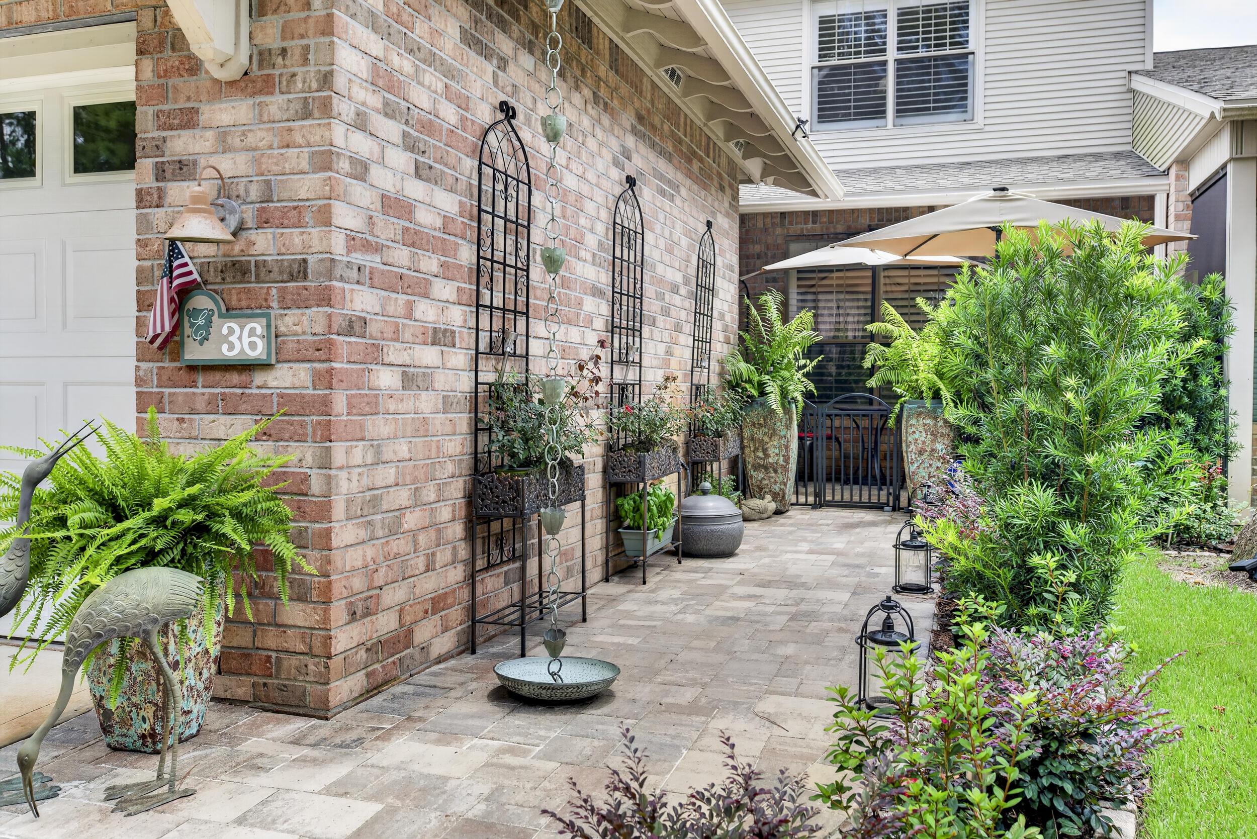 Image 3: Front Yard