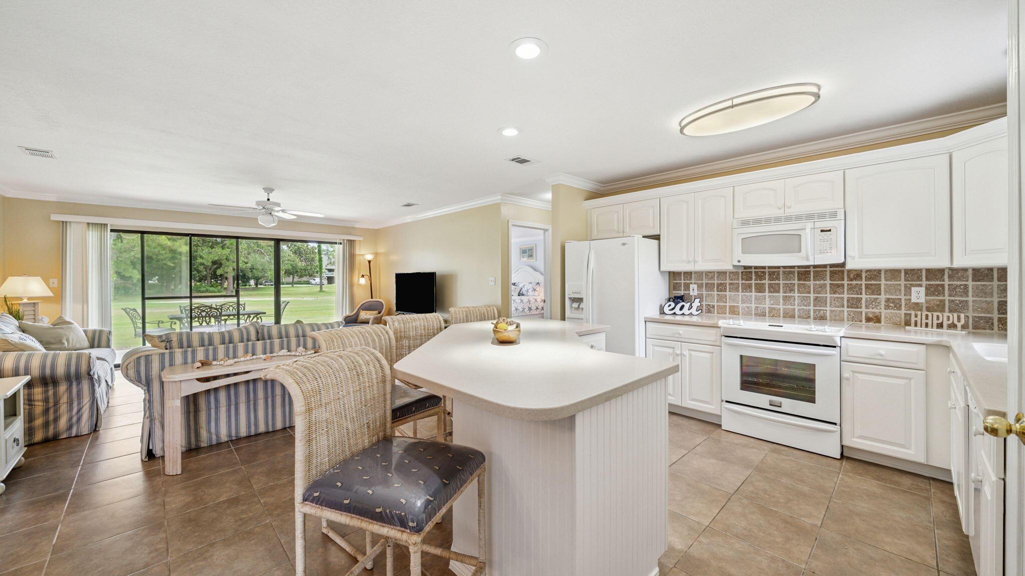 Image 4: Kitchen/Living Room