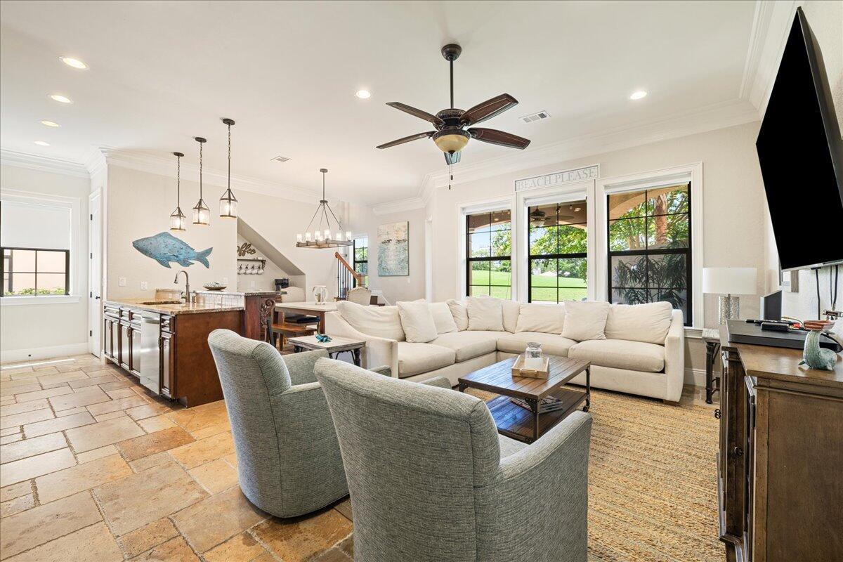 Image 4: Open & Spacious