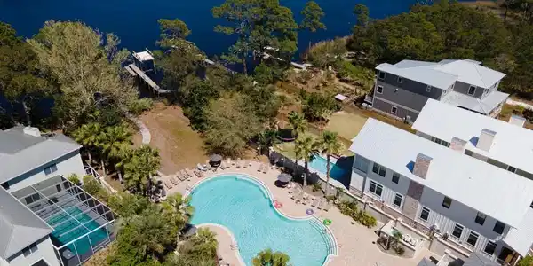 Image 4: Grande pointe pool drone
