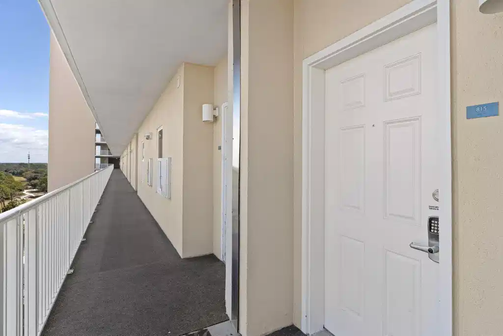 Image 1: Laketown Wharf Unit 815