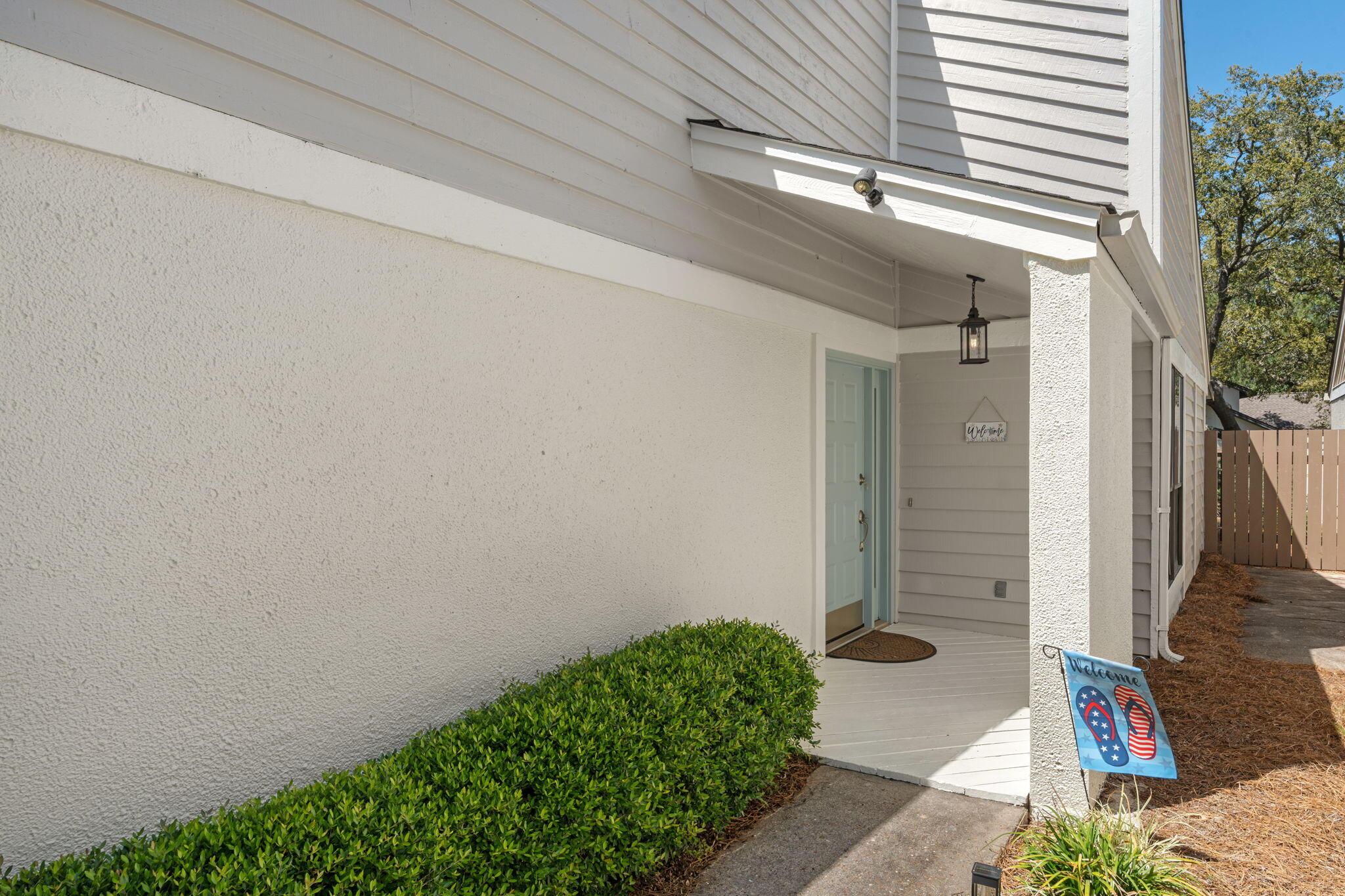 Image 4: Side entrance and covered porch area