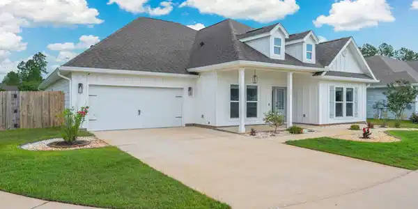 Image 2: Welcome Home to 15 E Oak Trees Lane!