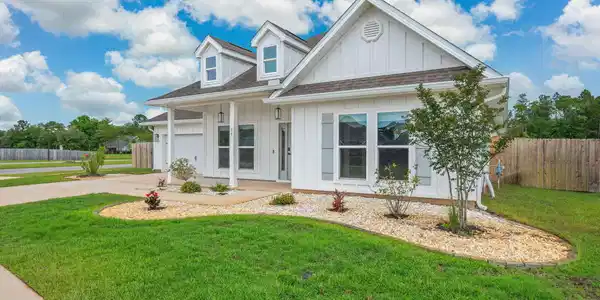 Image 3: Welcome Home to 15 E Oak Trees Lane!