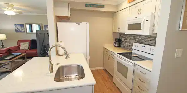 Image 4: Kitchen