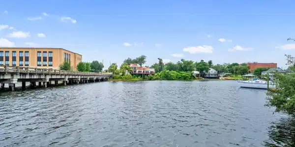 Image 3: 401 Massalina Drive
