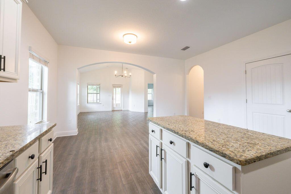 Image 4: Kitchen