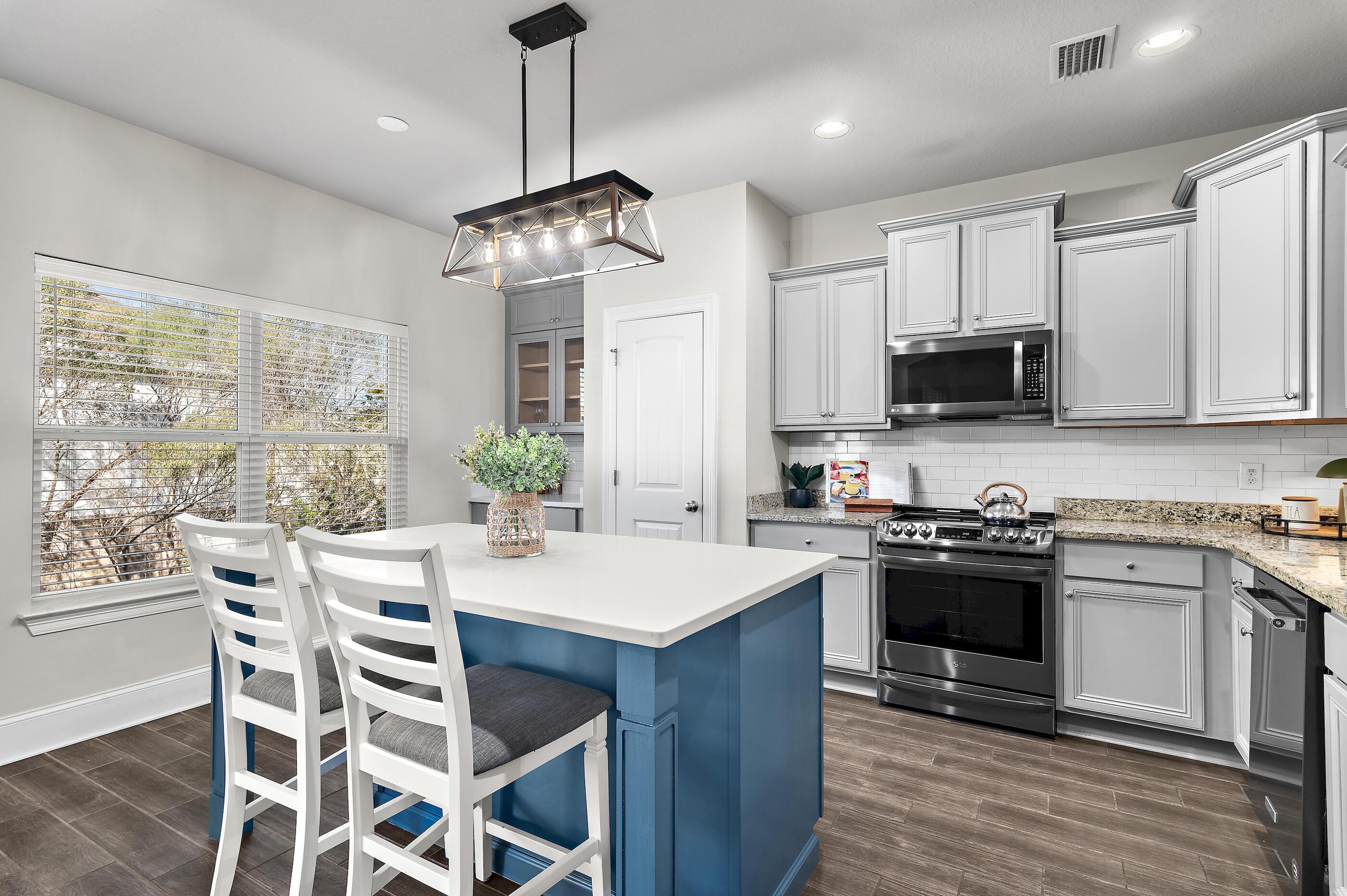 Image 3: Newley updated Kitchen Island