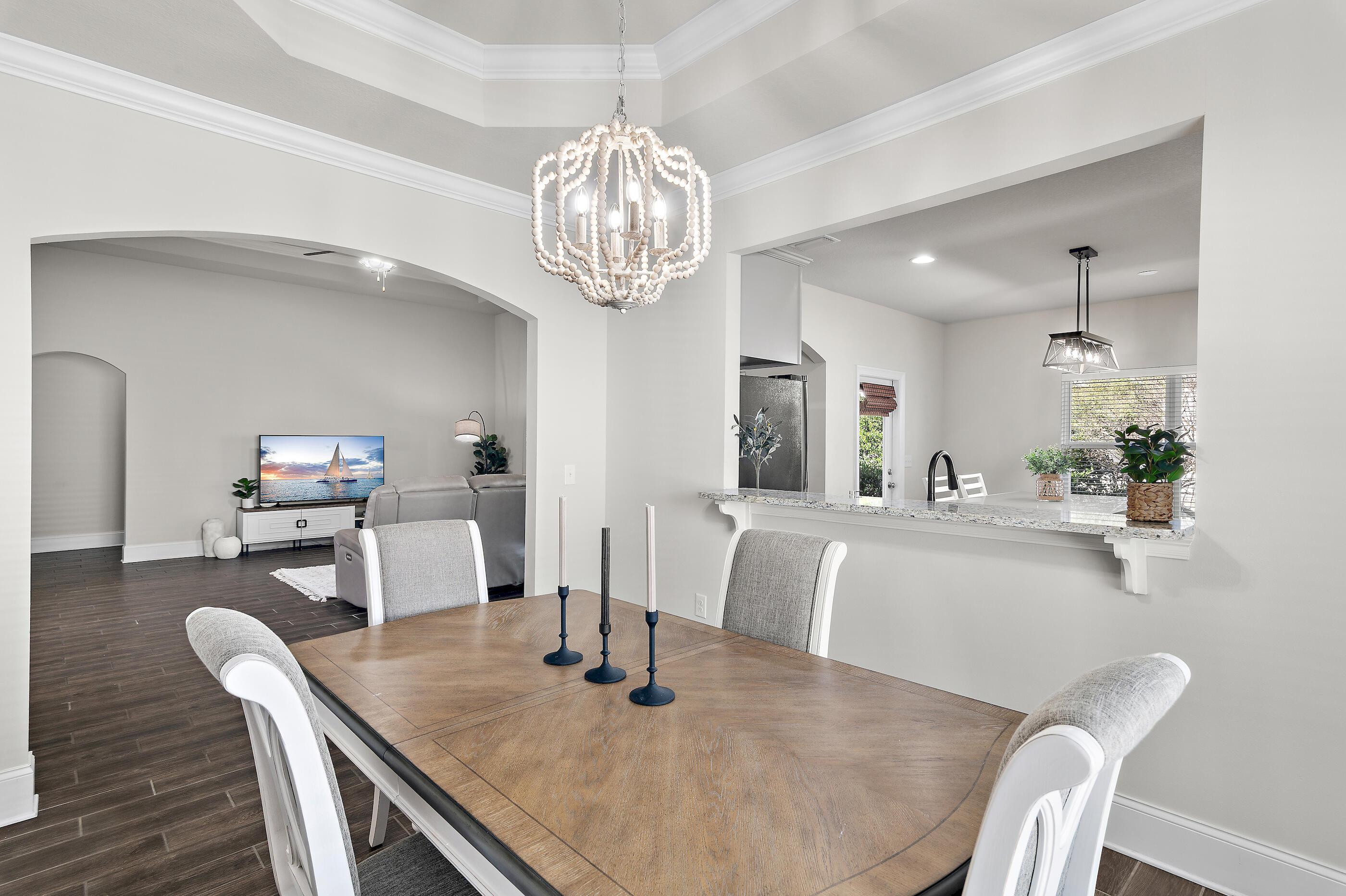 Image 4: Dining room