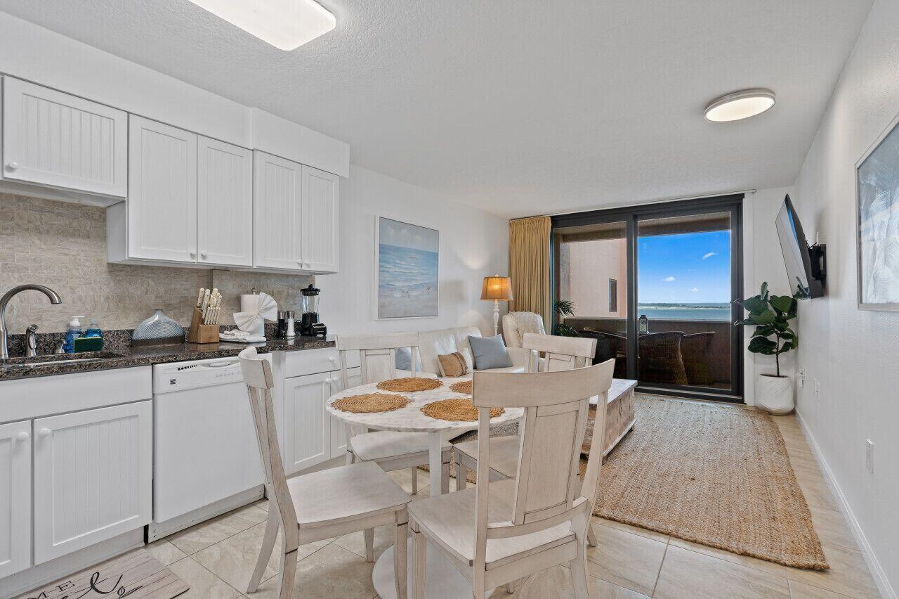 Image 4: kitchen to view