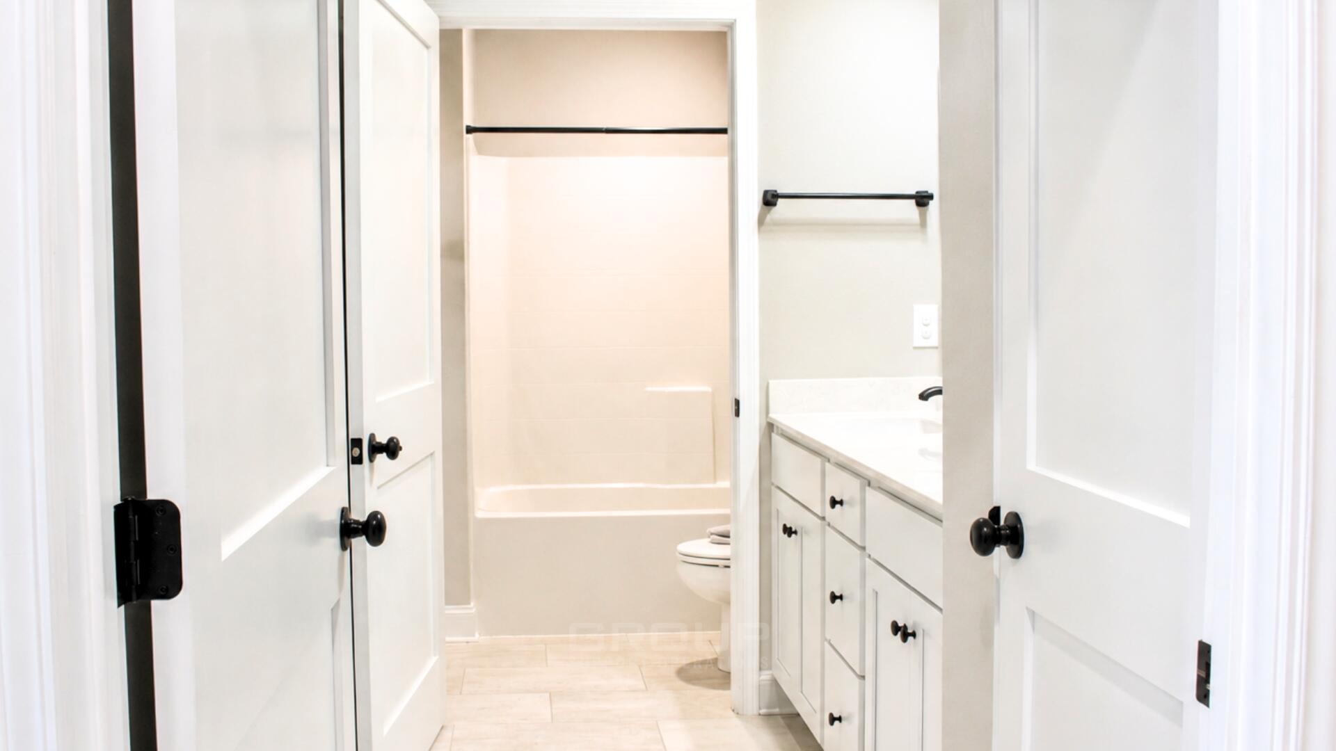 Image 3: Guest Bathroom