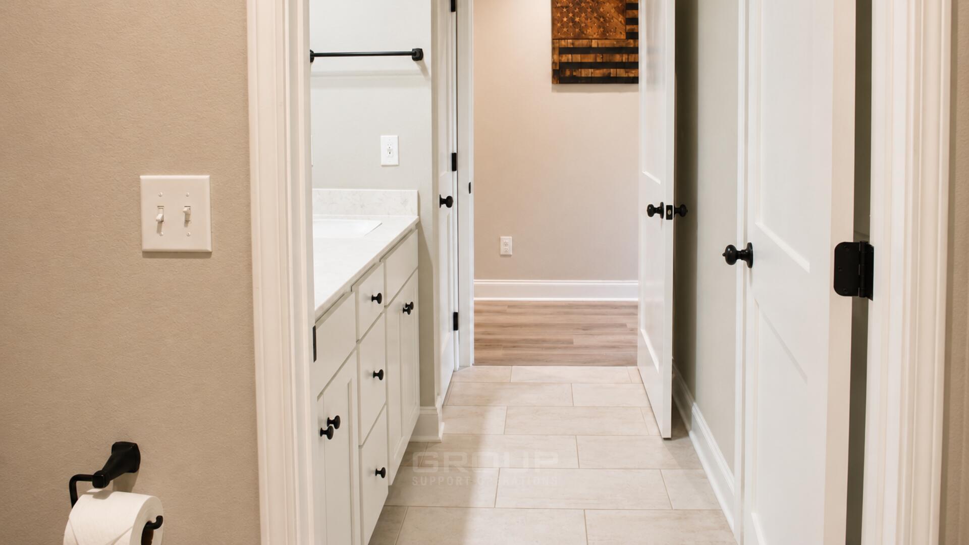 Image 4: Guest Bathroom