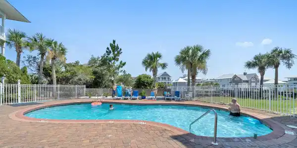 Image 2: Pool