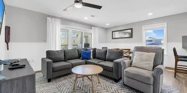Image 4: Living Room