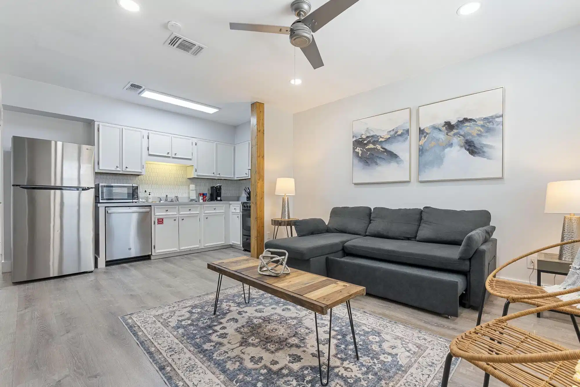 Image 1: Living Room/Kitchen