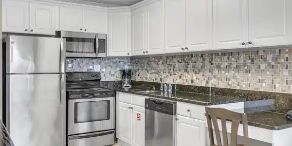 Image 4: Kitchen with desk