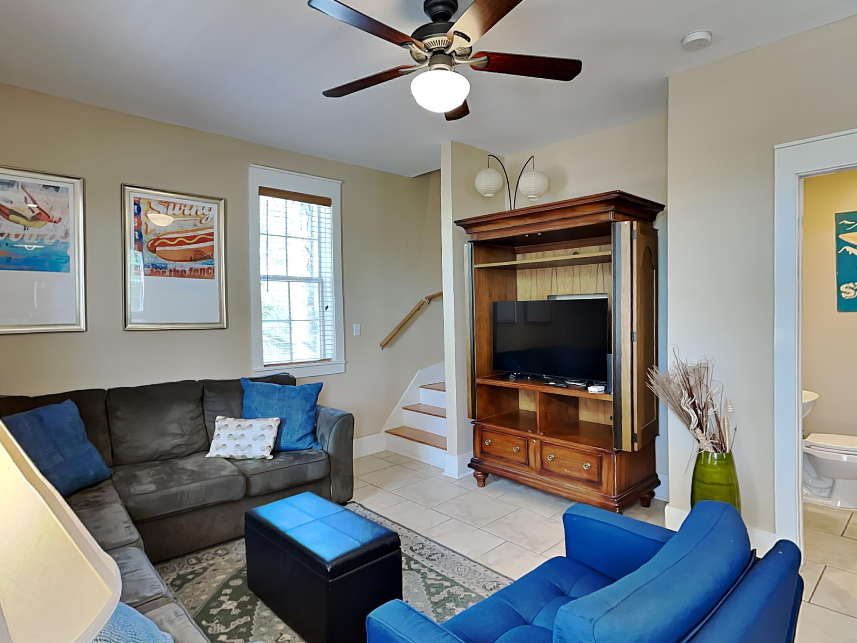 Image 4: Living Room from Entrance