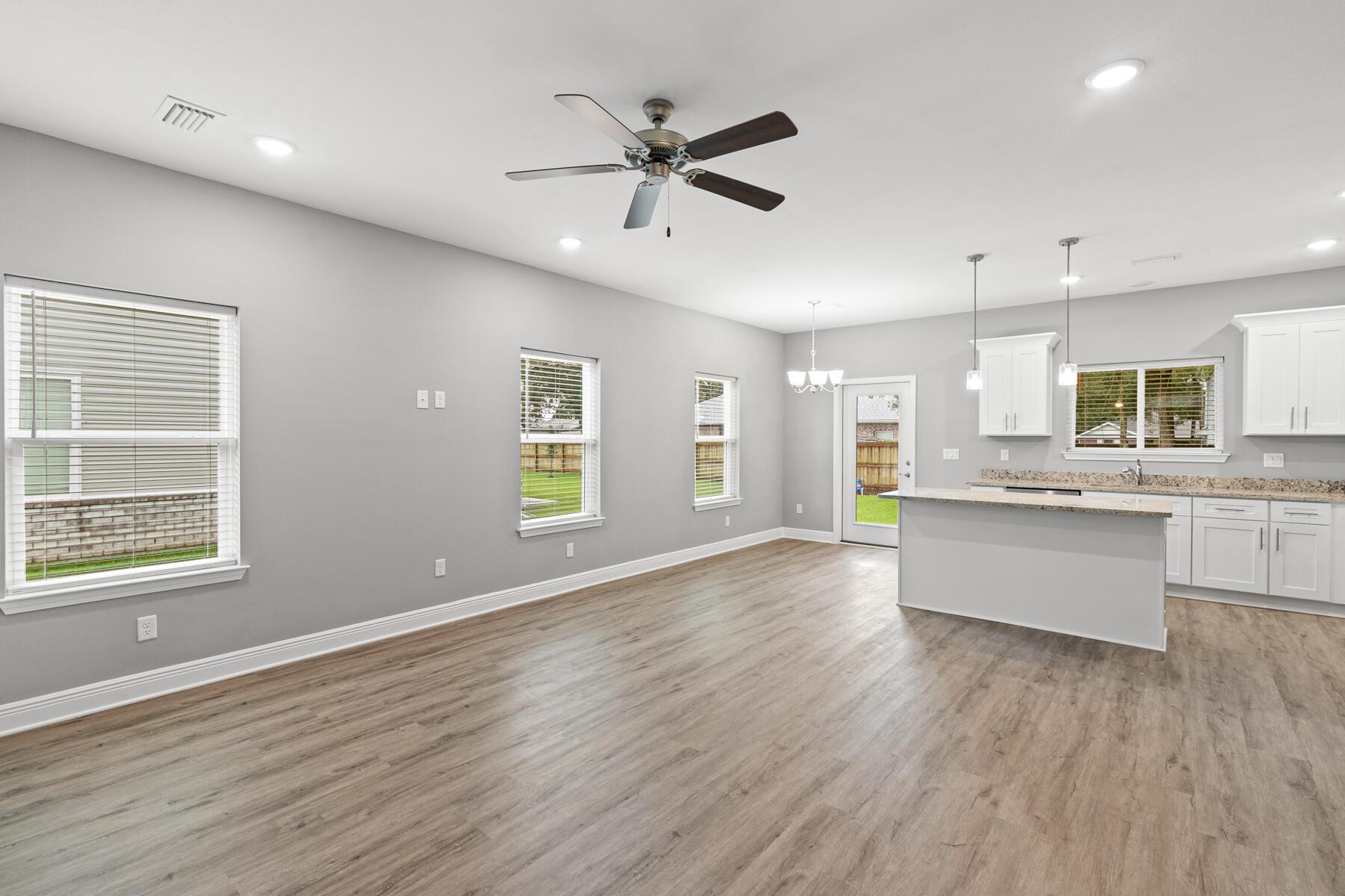 Image 4: Living Room