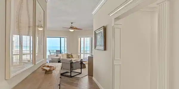 Image 2: Generous and welcoming foyer