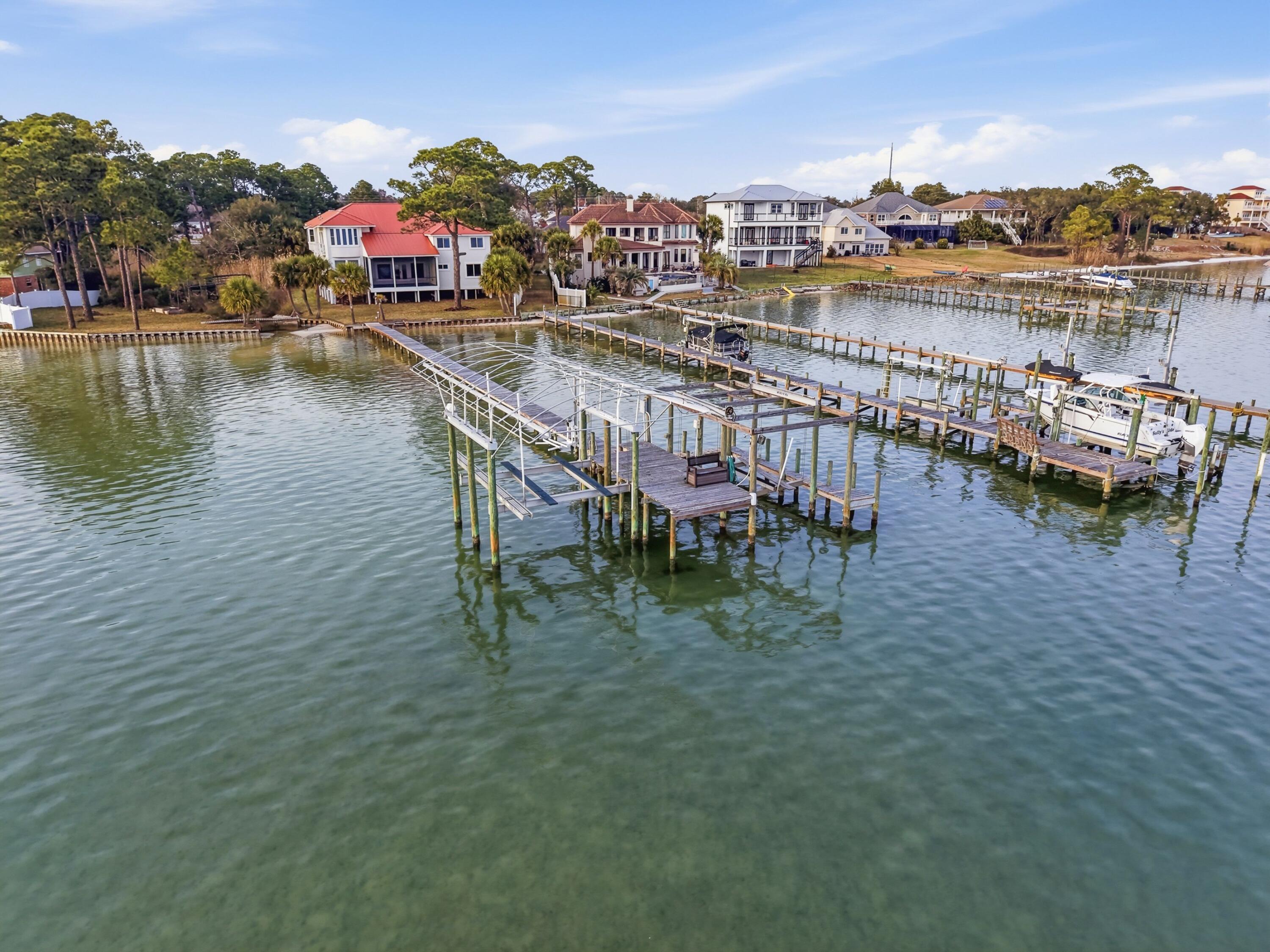 Image 3: 200ft Dock 3 Lifts