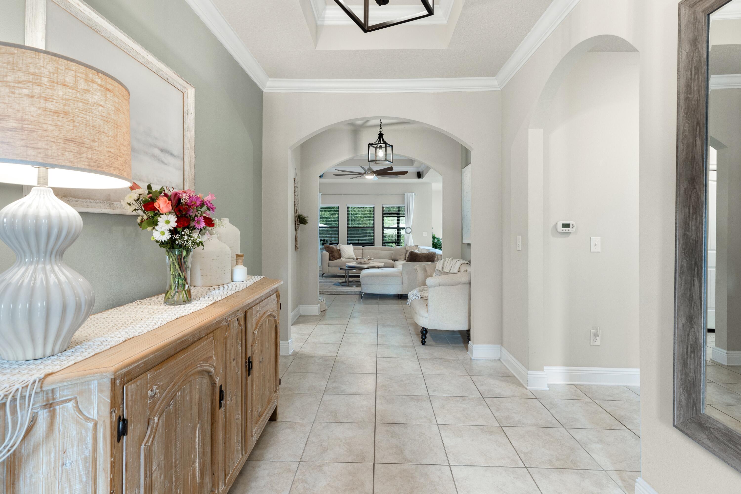 Image 4: Foyer