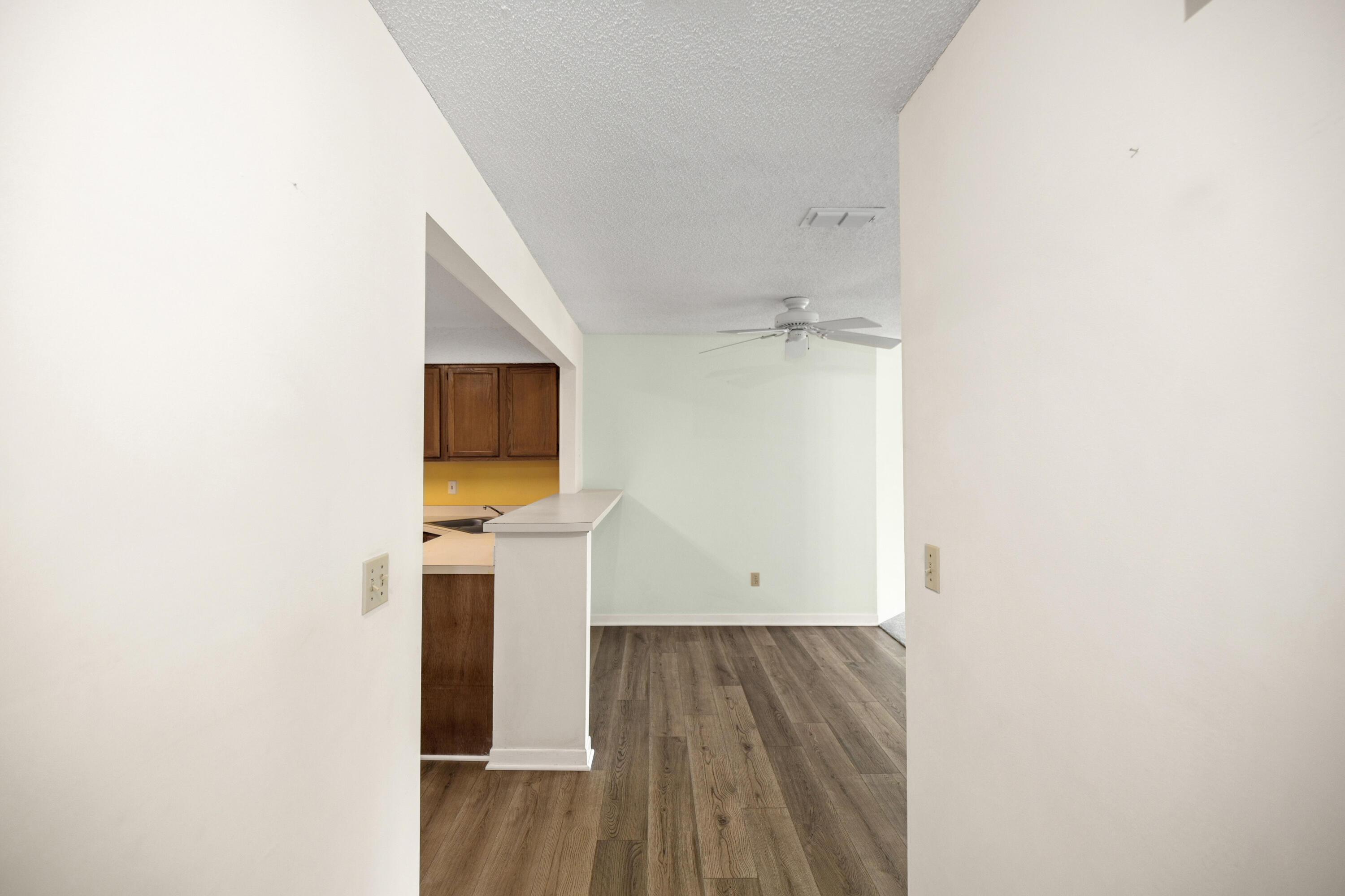 Image 4: FOYER