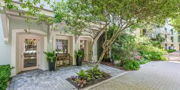 303 E Ruskin Place