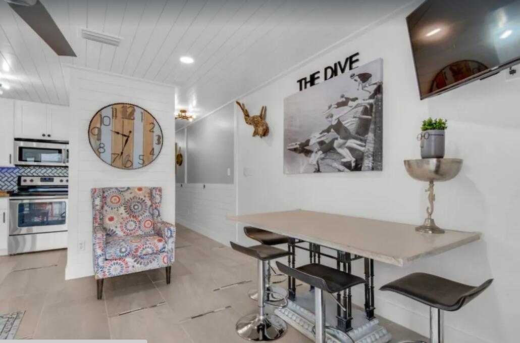 Image 3: Dining area