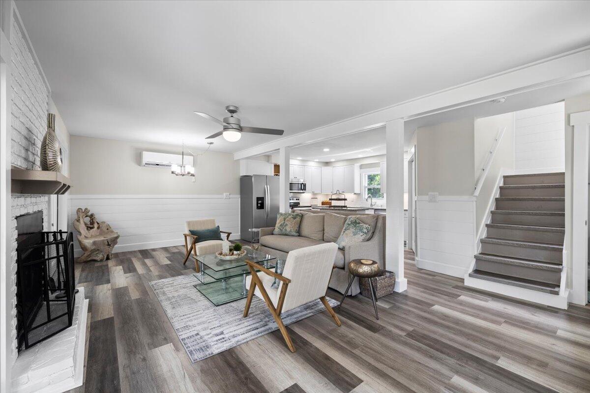 Image 4: Living Room