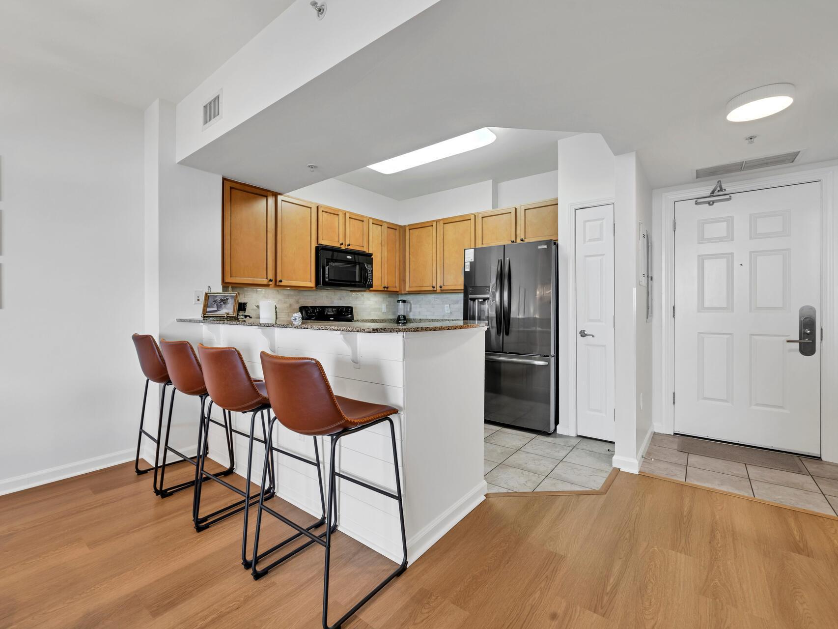 Image 4: Kitchen & Breakfast Bar