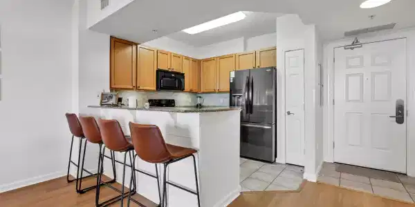 Image 4: Kitchen & Breakfast Bar