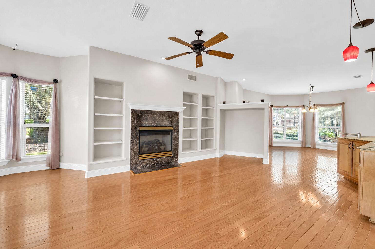 Image 3: Living Room