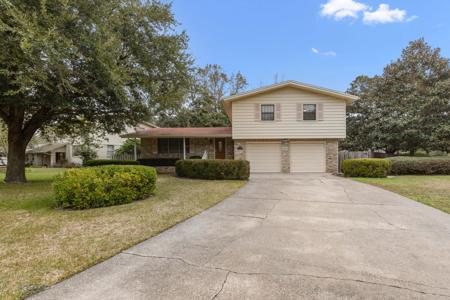 600 NE Country Club Avenue