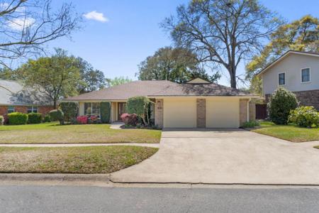 16 NE Windsor Lane