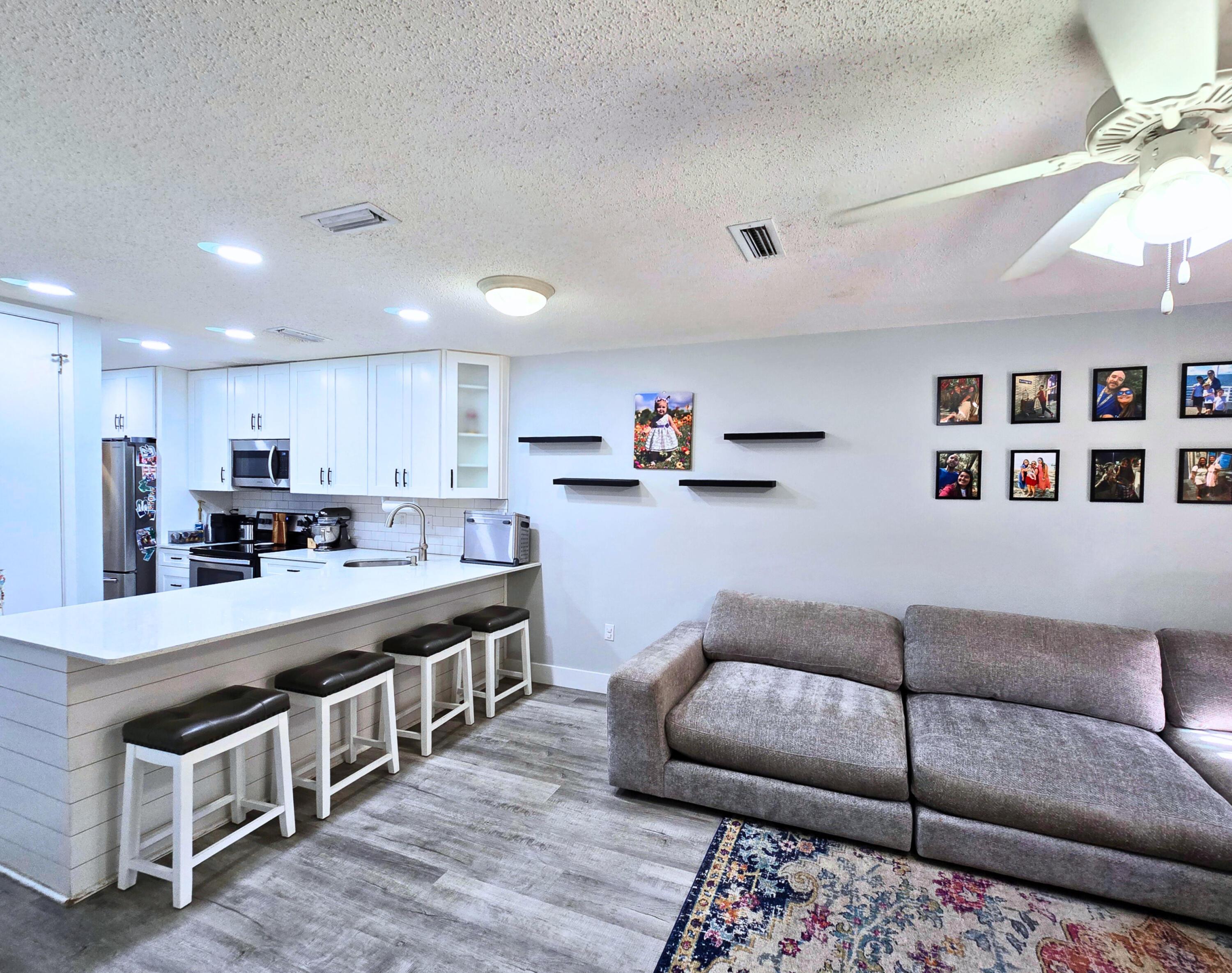 Image 3: fort-walton-beach-townhome-open-living-r