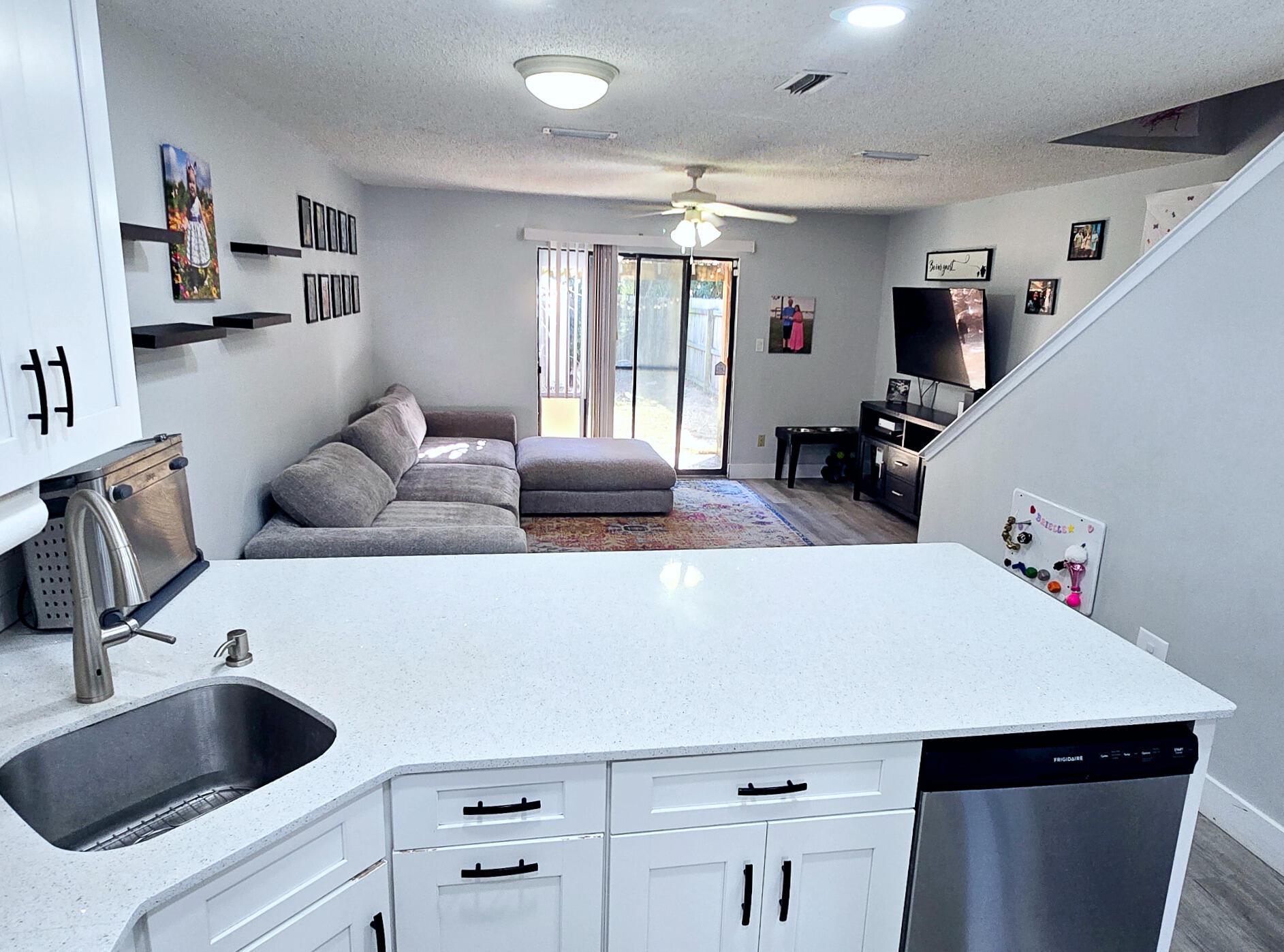 Image 4: Kitchen