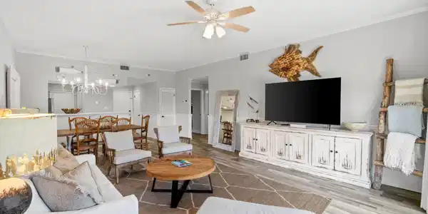 Image 3: Living Room
