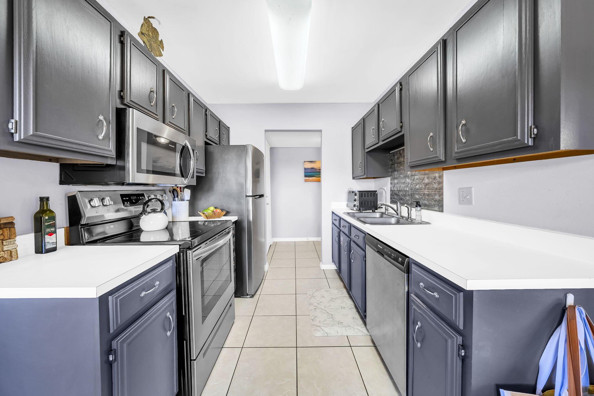 Image 3: 542 N Driftwood Kitchen(2)