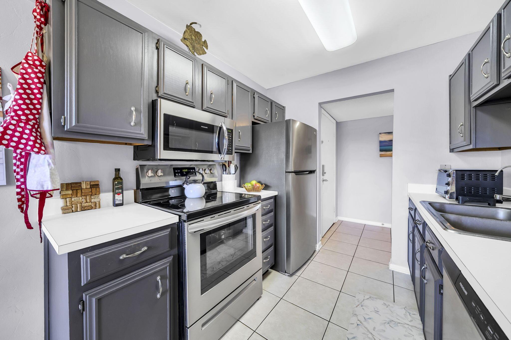 Image 4: 542 N Driftwood Kitchen(3)