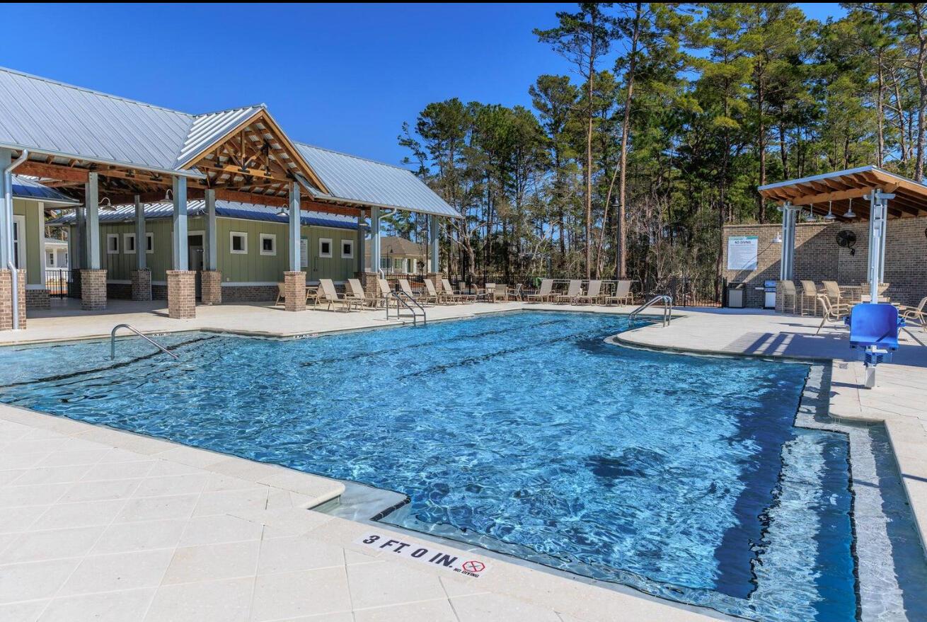 Image 4: Community pool and clubhouse