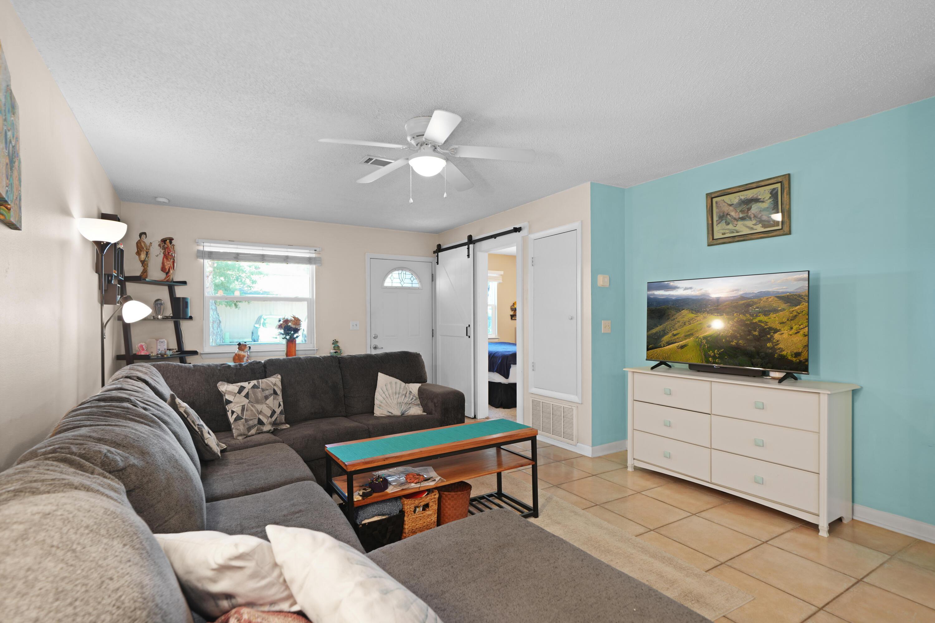 Image 3: living room 3