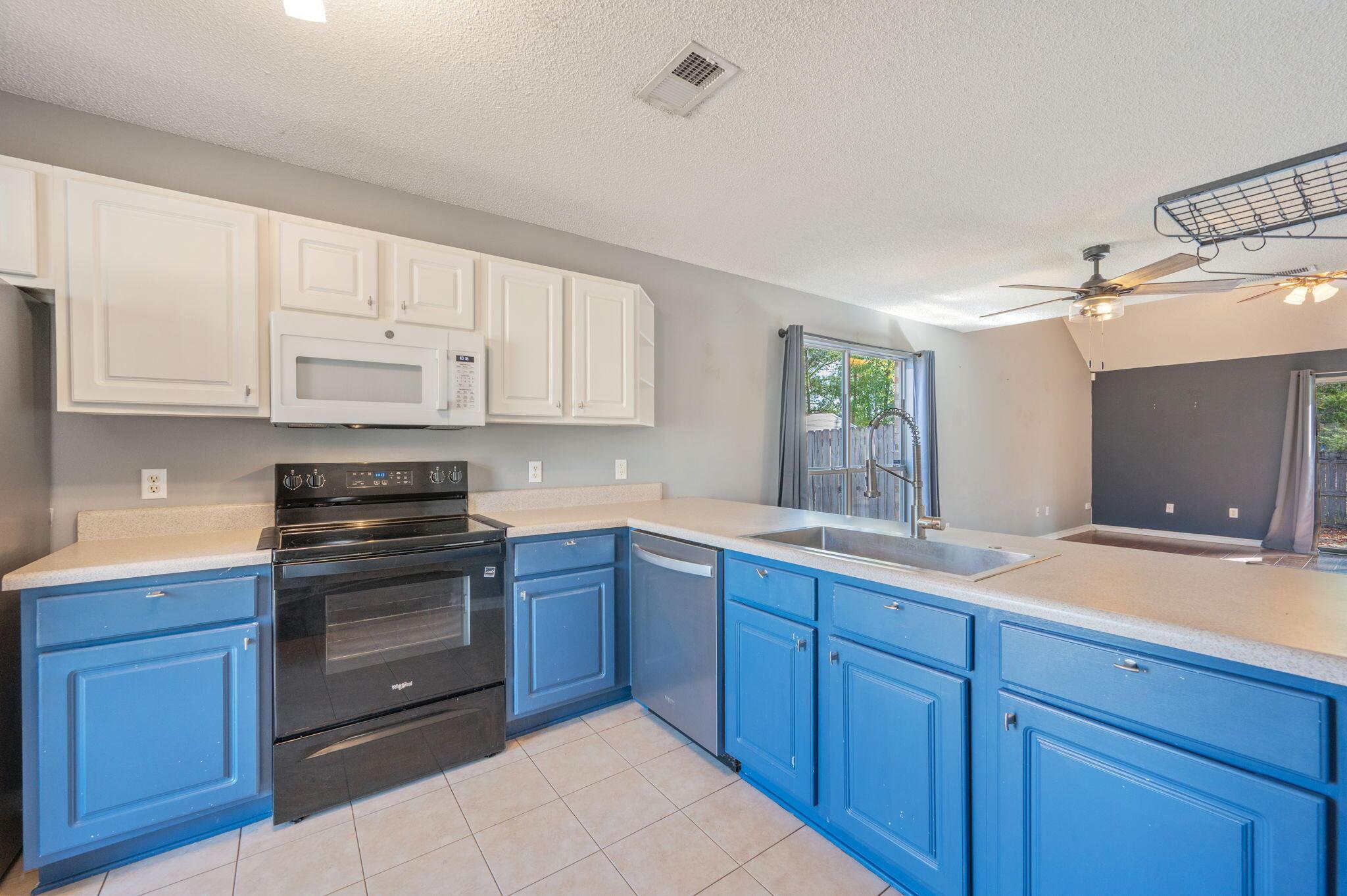 Image 4: Kitchen